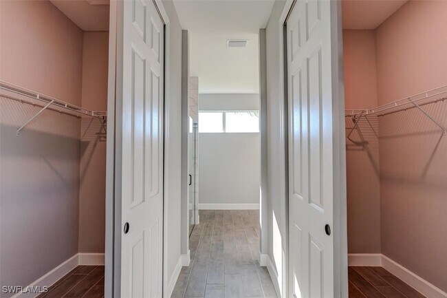 Building Photo - 428 SW 28th Pl