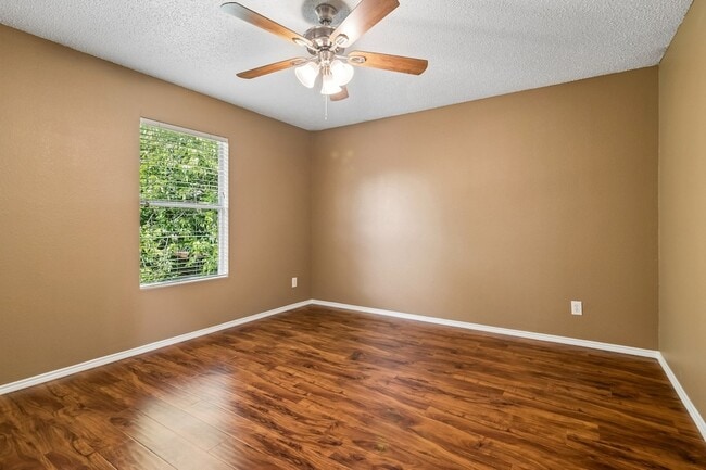 Building Photo - 2232 Chestnut Dr