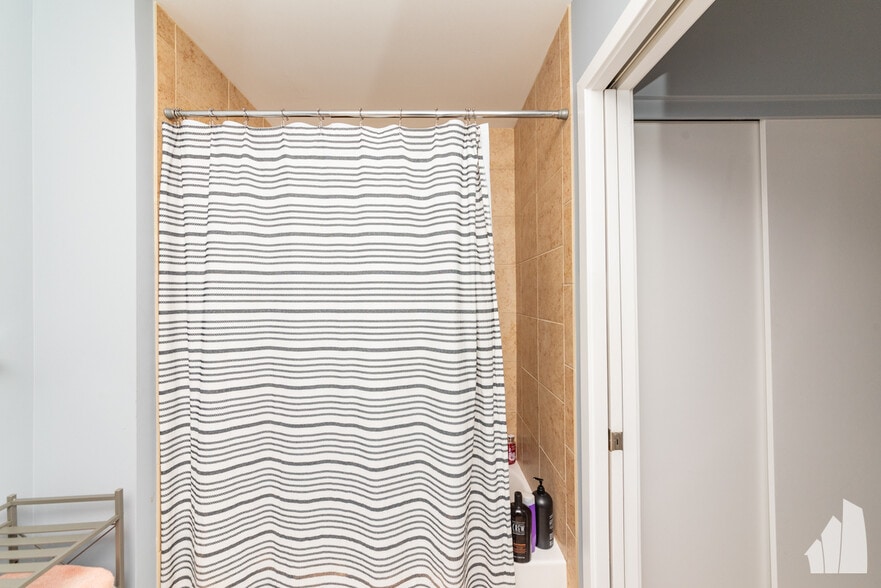 Building Photo - 1 E 8th St