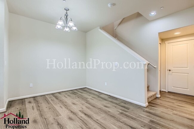 Building Photo - Charming 3-Bedroom Townhome in Prime Hills...