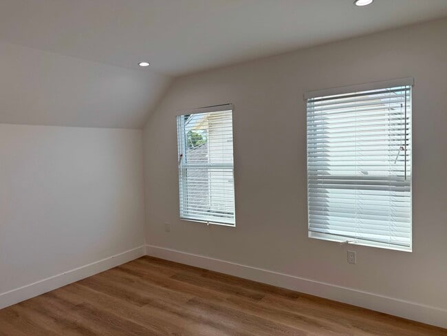 Building Photo - 678 E 45th St