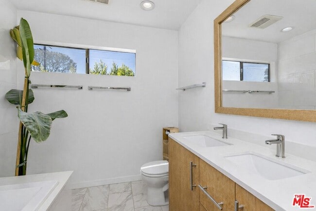 Building Photo - 2147 Beachwood Dr