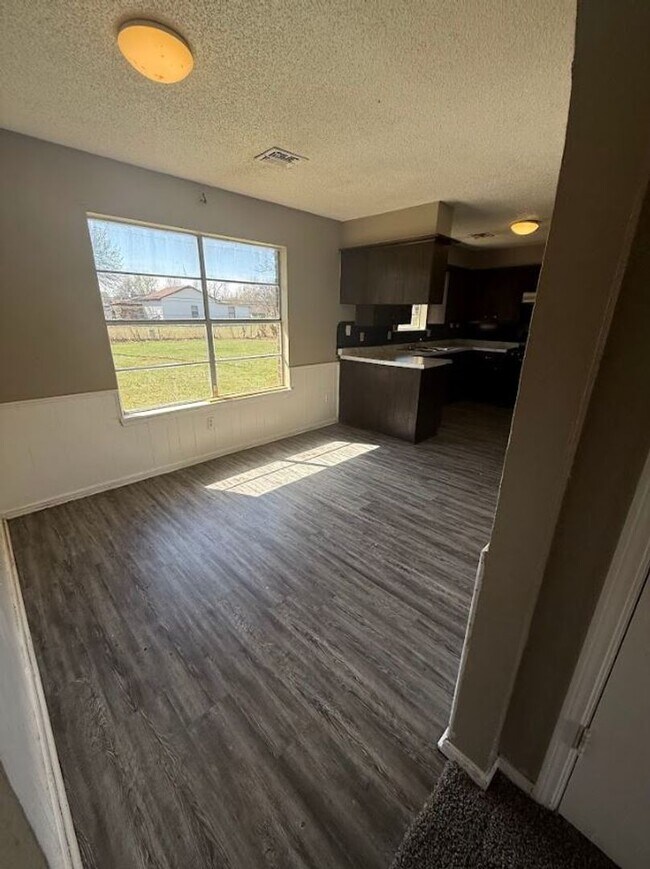 Building Photo - Charming 5 Bedroom House