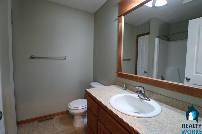 Building Photo - Large 3 Bedroom Town Home!