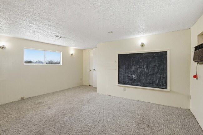 Building Photo - 1328 Hazelwood Dr