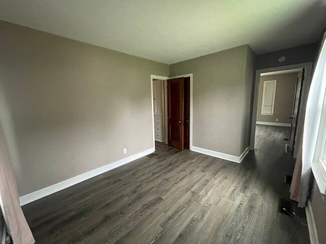 Building Photo - 606 N Court