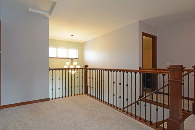 Building Photo - Spacious 5-Bed 4-Bath Home Available in Chaska - Great Location!