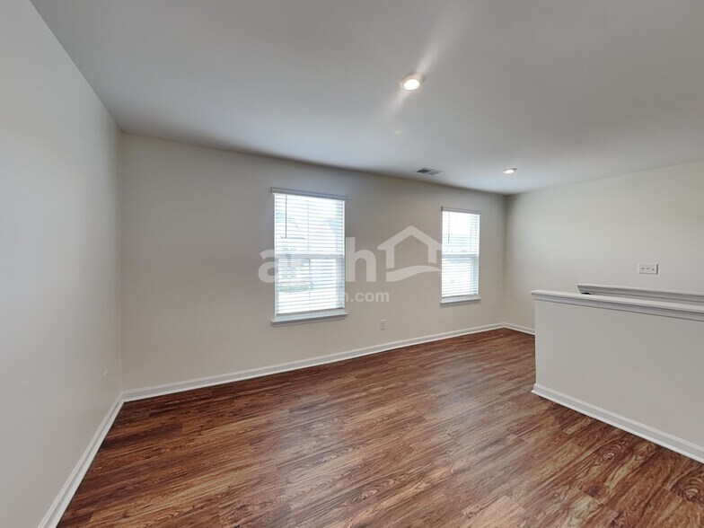 Building Photo - 648 Hamilton Park Dr