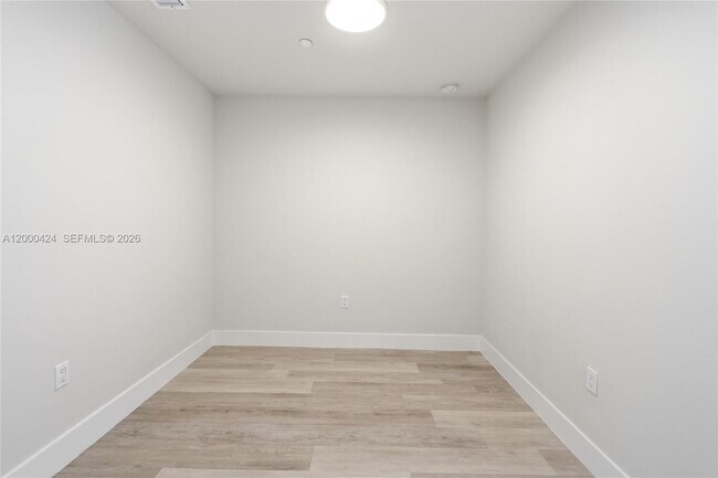 Building Photo - 2505 NE 193rd St