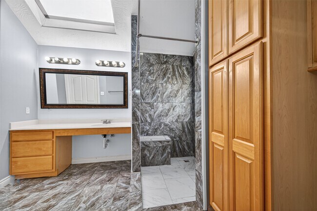 Building Photo - 23914 Glengate Dr