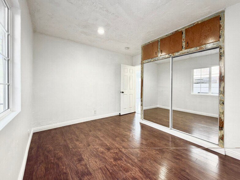 Room 3 - 3552 Whiteside St