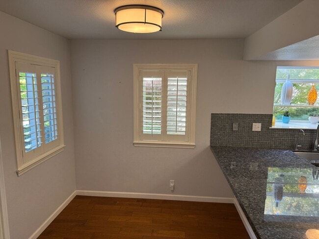 Building Photo - Beautiful 3bd/2.5 bath Townhome