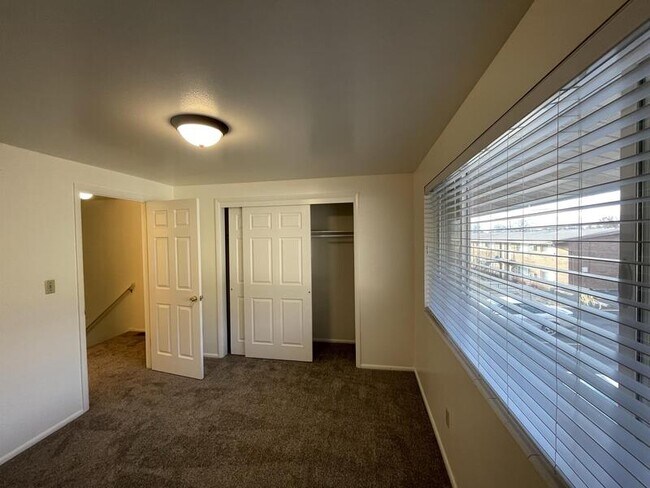 Building Photo - 25 E 960 S