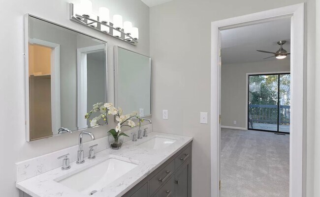 Building Photo - 3 Bedroom 3 Bathroom Condo in Yacht Cove