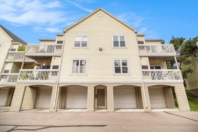 Building Photo - 2221 S Huron Pkwy