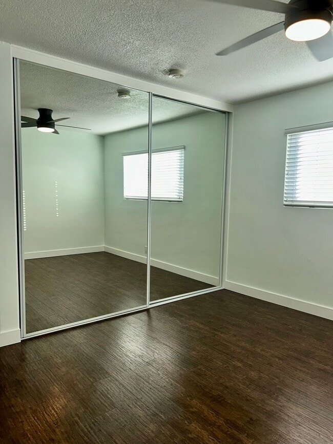 Building Photo - 1028w