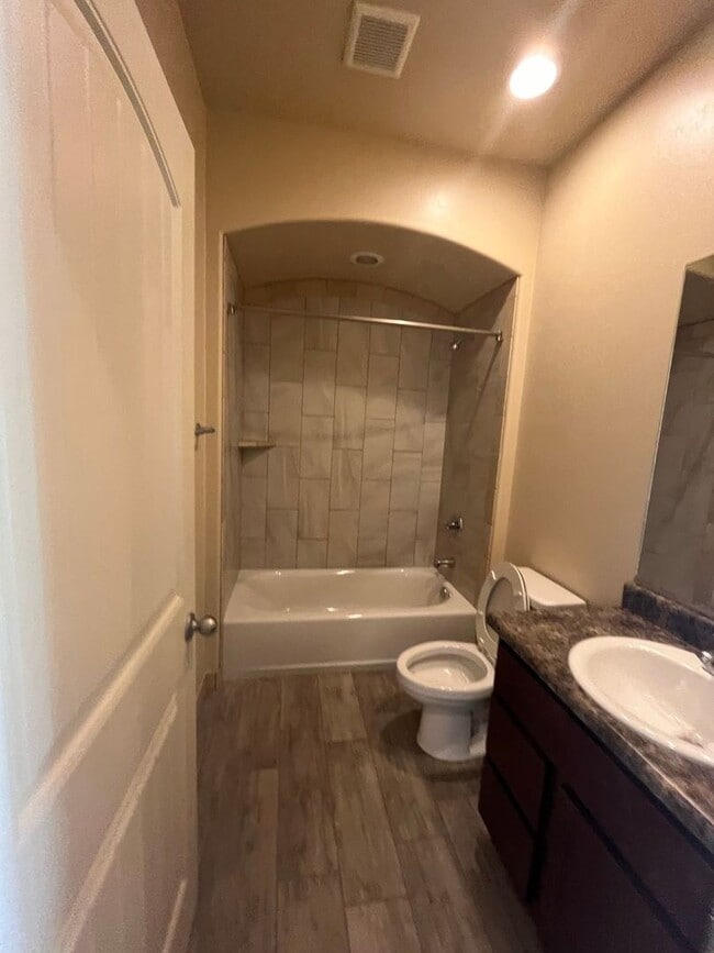 Building Photo - 3 bedroom 2 bath rental home with 2 car ga...