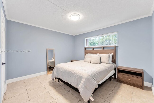 Building Photo - 9811 N Hollybrook Lake Dr