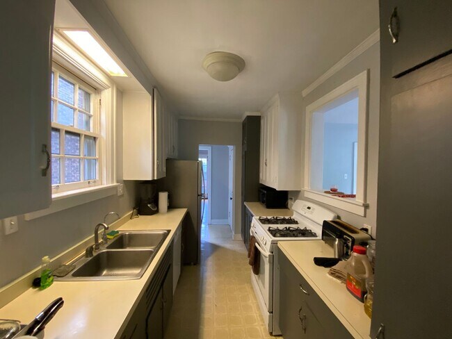 Building Photo - 8/1 Fantastic Location. Fenced Yard. 4 bed...