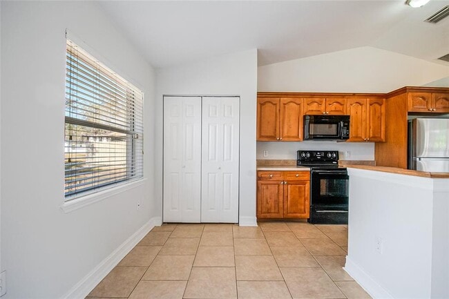 Building Photo - 2370 Pine St