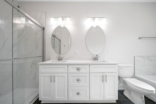Building Photo - Stunning 2BE/2.5BA townhome next to Percy ...