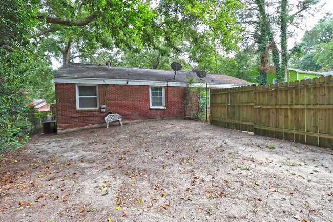Building Photo - 2BR 1BA duplex in Rosewood