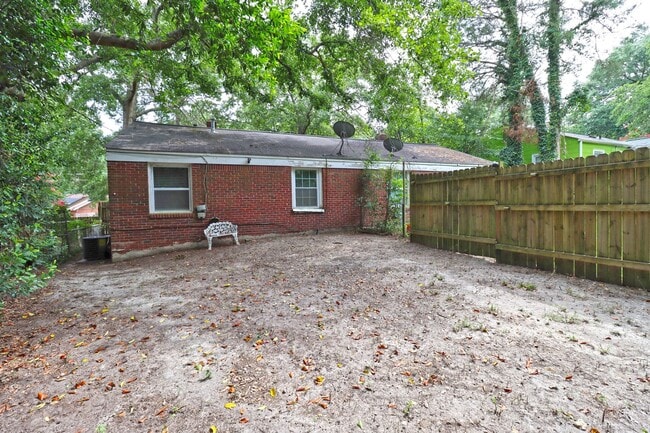 Building Photo - Bright + Spacious 2BR, 1BA in Prime Location