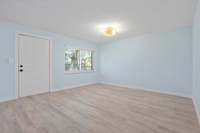 Building Photo - GORGEOUS FULLY RENOVATED 2ND FLOOR 2 BEDRO...