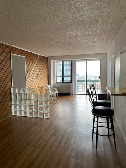 Building Photo - 45 River Dr S