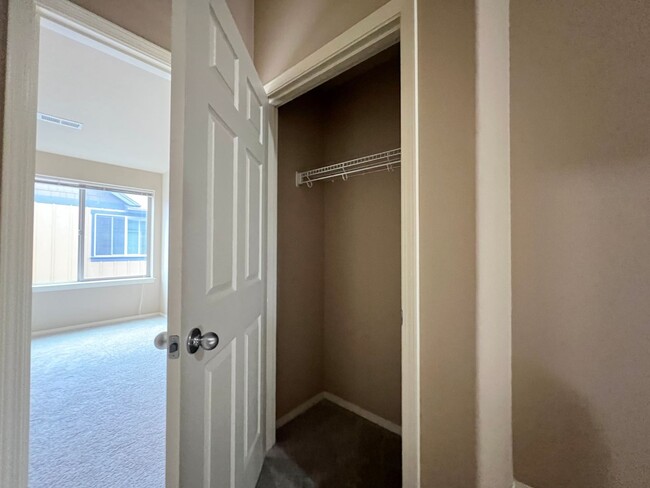 Building Photo - 2 Bed Townhouse with Two Master suites- Ne...