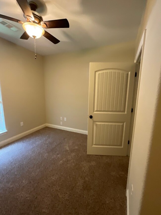 Building Photo - 135 Eagle Pt Dr