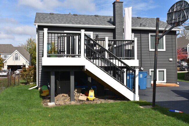 Building Photo - 574 Comstock Ave