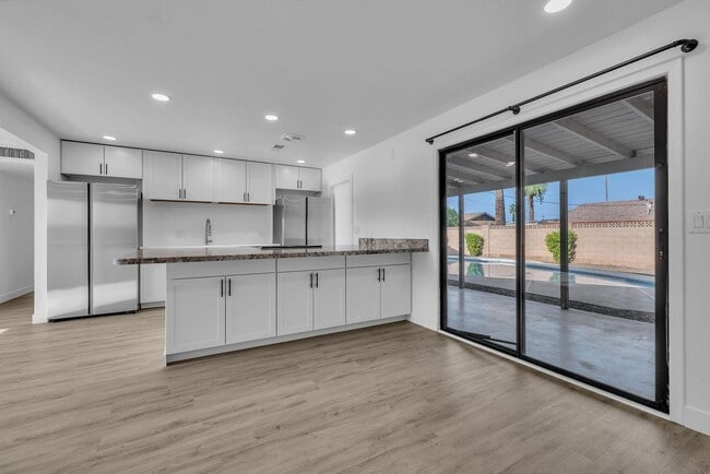 Building Photo - ASU 5 BEDROOM/ 2 BATH WITH POOL!!