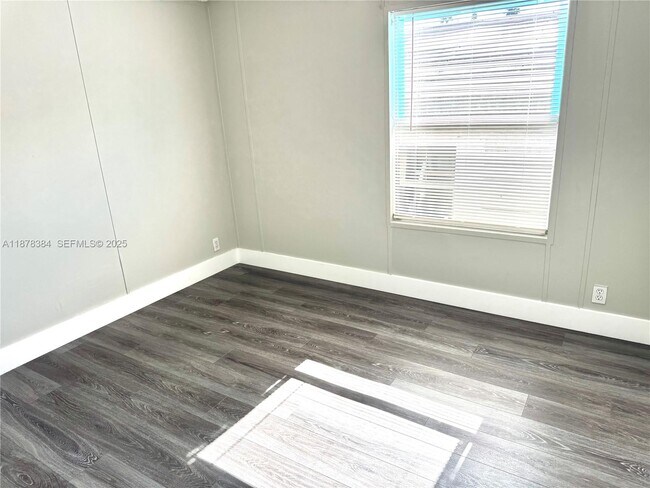 Building Photo - 220 NE 12th Ave