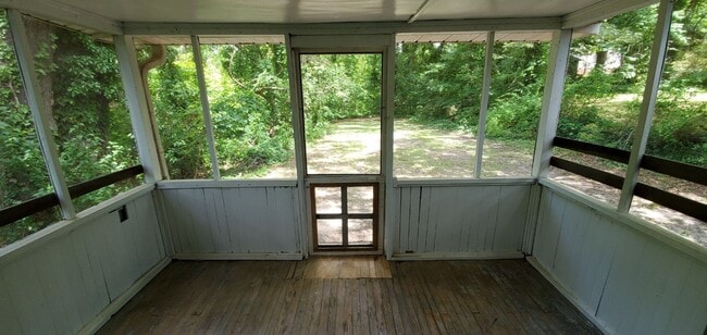 Building Photo - 2 Bedroom 1 Bathroom House!