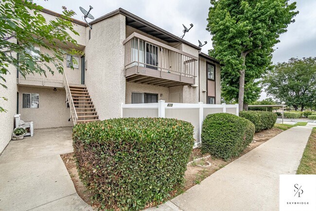 Building Photo - Modern and Cozy Rancho Cucamonga Townhouse with Hardwood Floors!