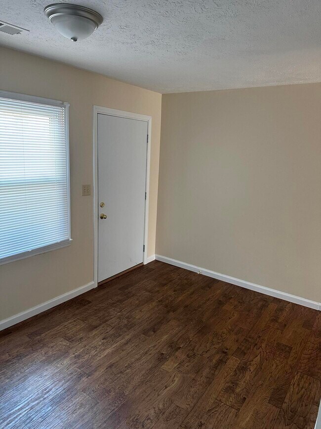 Building Photo - 165 Landings Dr