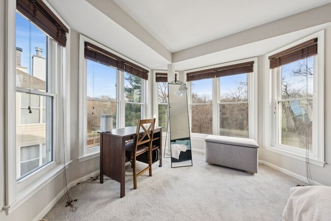 Building Photo - Welcome home to this beautifully updated end-unit townhome in the heart of Kingstowne — one of No...