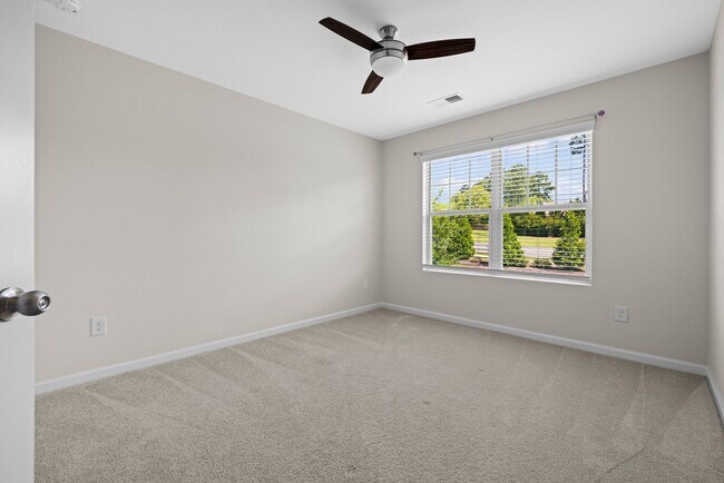 Building Photo - Beautiful 3 bed, 2.5 bath townhome in The ...