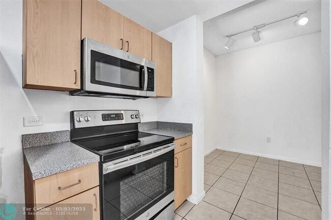 Building Photo - 533 NE 3rd Ave