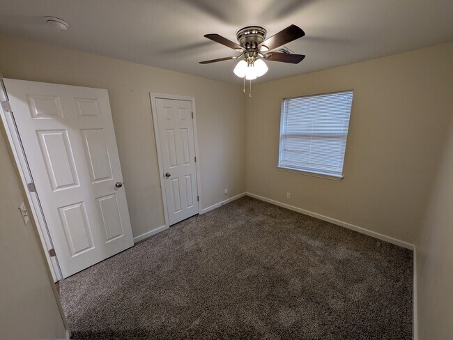 Building Photo - 906 Parkview Dr