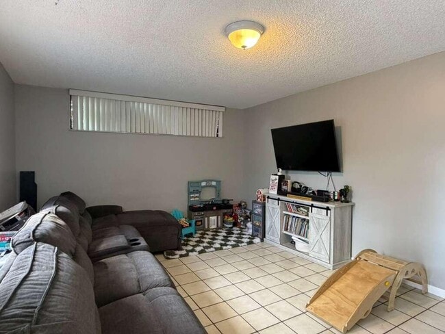 Building Photo - 8182 Thames Blvd