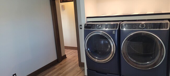 Building Photo - 9333 Skyline Dr