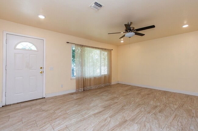 Building Photo - Coming Soon... 3 Bedroom 2 bath!