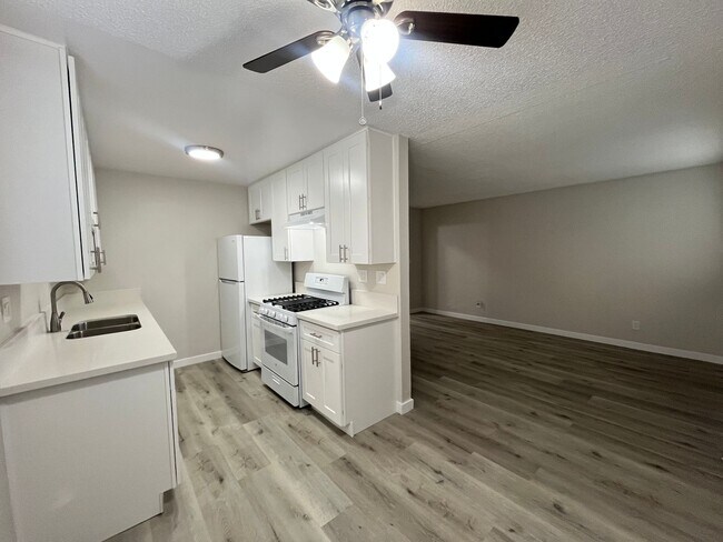 Building Photo - MOVE IN SPECIAL*$500 OFF 2ND MONTHS RENT*SPACIOUS 1 BEDROOM 1 BATH DOWNSTAIRS