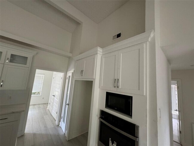 Building Photo - 3723 Westmeadow Dr