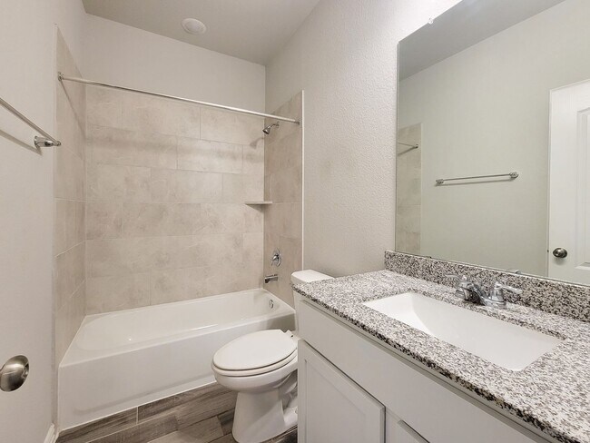 Building Photo - Quiet Cul De Sac! Tray Ceiling in Family & Primary suite. Wood Like Tile, Modern Gray Walls, Grea...