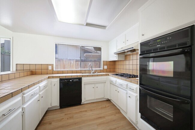 Building Photo - HOUSE