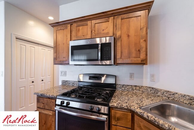 Building Photo - Beautiful Southgate Townhome! 3 Bedroom, 2...