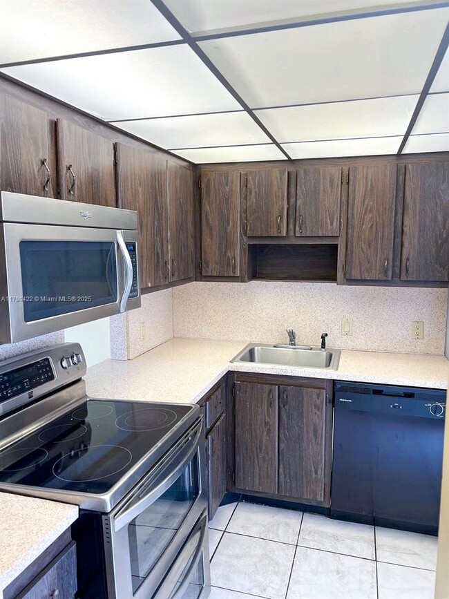 Building Photo - 20400 W Country Club Dr